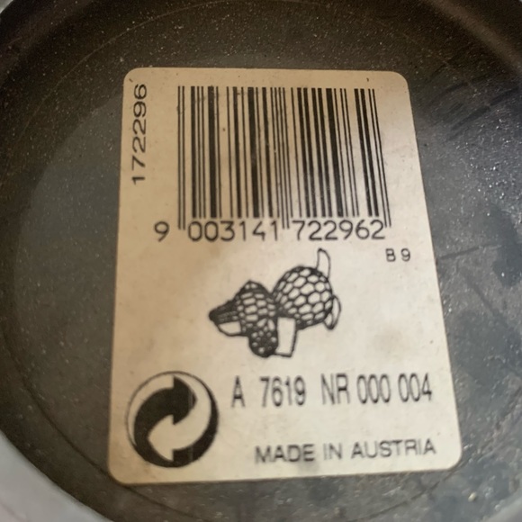 Unusual gift : Authentic Swarovski’s ‘sniffing dog’. - Picture 4 of 10